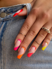 Sommerliches Nagel Design in bunten Farben