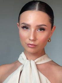 Geschminktes Model im Hochzeitsgast-Look