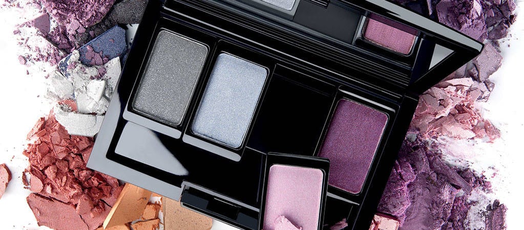 Beauty Box mit vier Lidschatten in Blau und Lila-Tönen und unterschiedlichen Textur Swatches