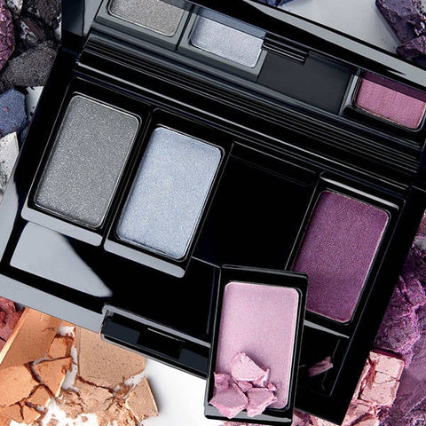 Beauty Box mit vier Lidschatten in Blau und Lila-Tönen und unterschiedlichen Textur Swatches