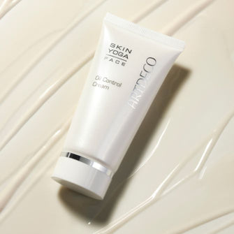 Verpackung der Oil Control Cream, wie sie auf einem beigen Hintergrund liegt.