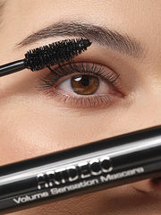 Wimpern werden mit der Volume Sensation Mascara getuscht