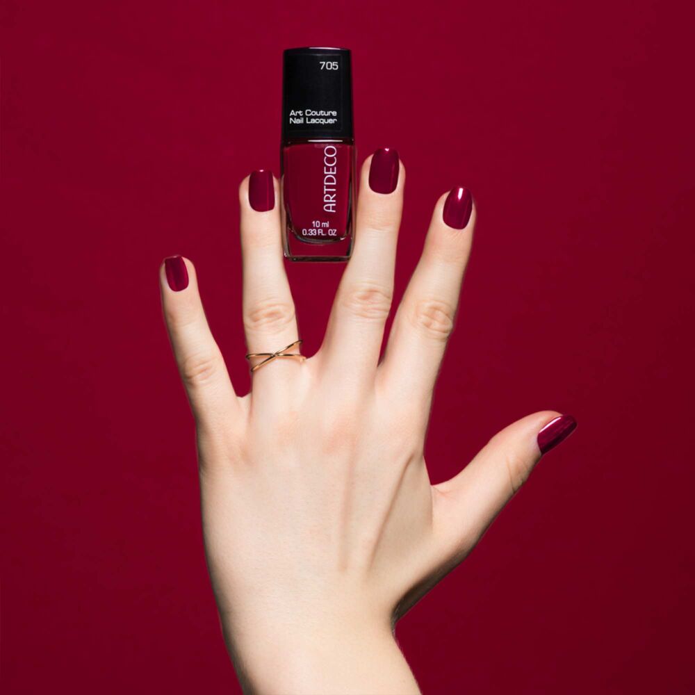 Nägel mit perfekt lackierten Nägeln mit Art Couture Nail Lacquer N°705.