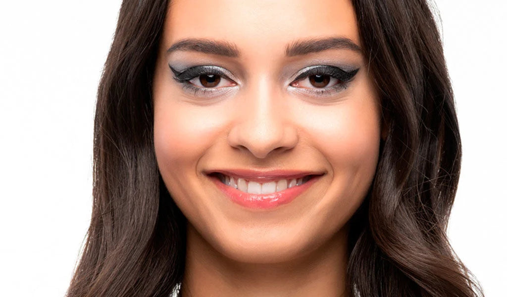 Vorher/Nachher Effekt des Cat Eyes Make-up