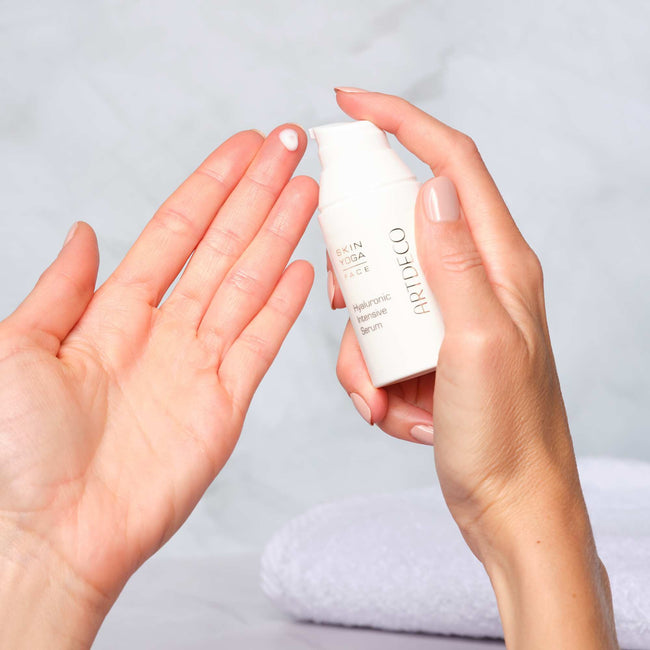 Serum wird auf der Hand aufgetragen.