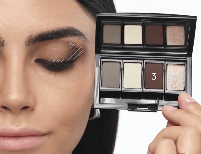 Dunkelbrauner Lidschatten wird entlang des oberen und unteren Wimpernkranzes aufgetragen und in der Lidfalte um mehr Tiefe zu schaffen.