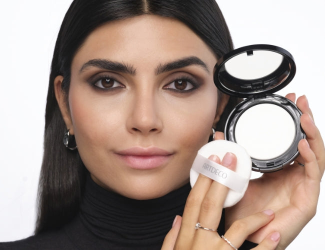 Mit dem No Color Setting Powder wird der aufgetragene Concealer gesettet.