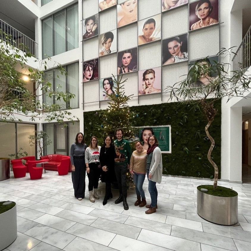 ARTDECO Mitarbeiter stehen versammelt in einem Foyer. 