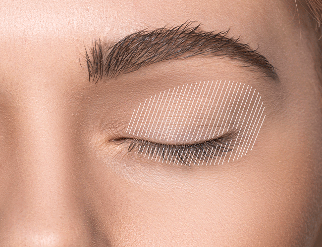 Heller Lidschatten wird auf das bewegliche Lid mit einem fluffigen Lidschatten Pinsel aufgetragen