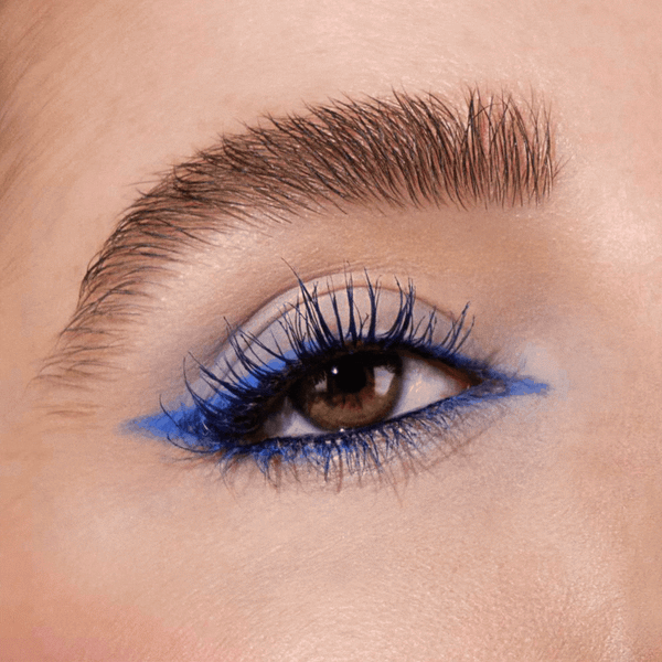 Abwechselnde Bilder von blauen Eyeliner Looks.