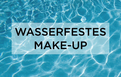 Schriftzug "Wasserfestes Make-Up" mit Wasser im Hintergrund.