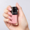 Hand mit rosa lackierten Nägeln hält den Art Couture Nail Lacquer in N°624.