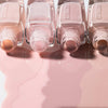 Verschiedene ausgeschüttete Nagellacke in Nude Nuancen.