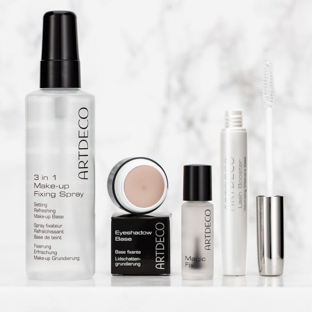 Aufgereihte Produkte von ARDTECO, die für ein langanhaltendes Make-Up sorgen auf Marmor Hintergrund. (Zum Beispiel: Eyeshadow Base, 3 in 1 Make-Up Fixing Spray)
