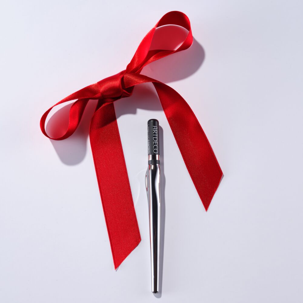 ARTDECO Precise Control Liquid Liner in Schwarz mit silbernem Design, festlich inszeniert mit einer roten Satinschleife auf weißem Hintergrund.