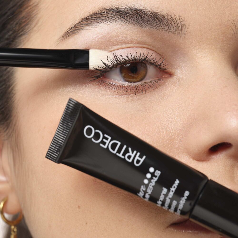 Model trägt die Mineral Eyeshadow Base Sensitiv auf ihr Augenlid auf.