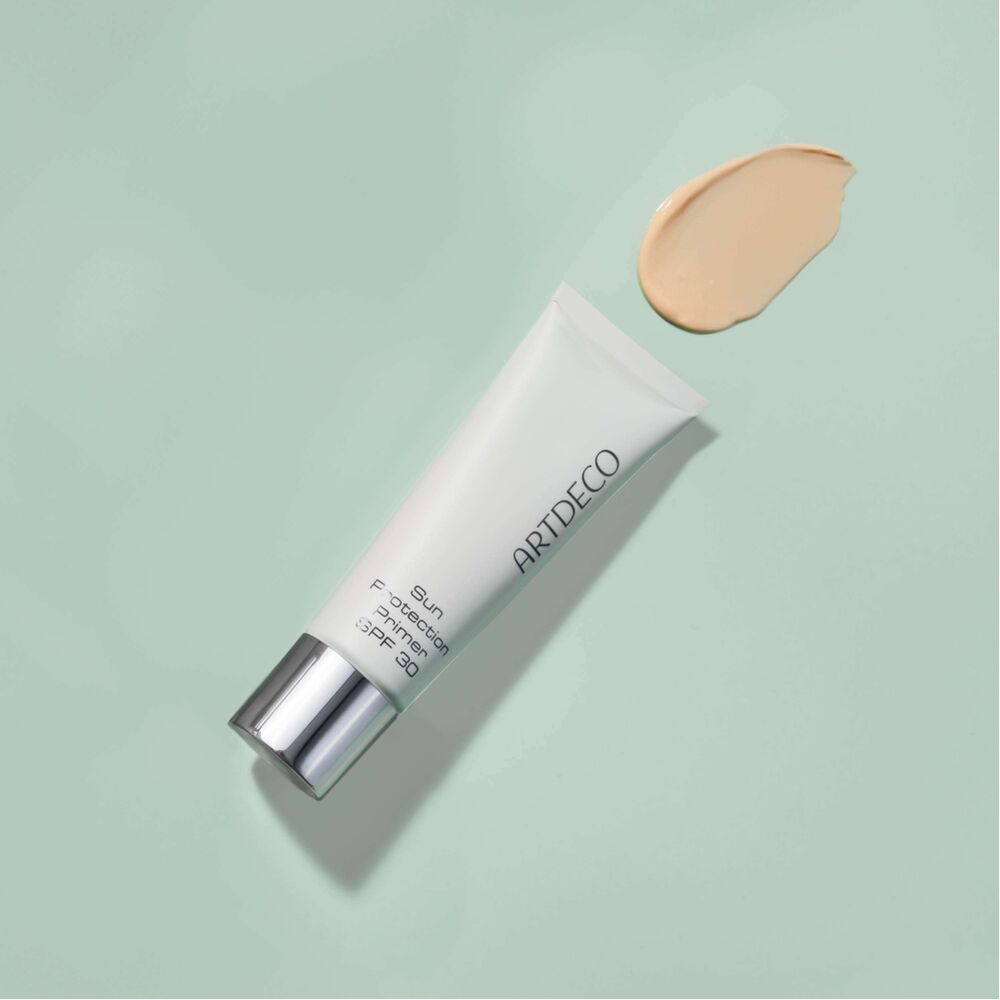 Produktbild vom Sun Protection Primer auf hell grünem Hintergrund und Texturswatch.
