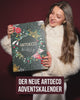 Ein Model in rotem Outfit präsentiert den weihnachtlich gestalteten ARTDECO Adventskalender. Verschiedene Aufnahmen zeigen den limitierten Kalender, Geschenkboxen und Beauty-Produkte in festlicher Atmosphäre.